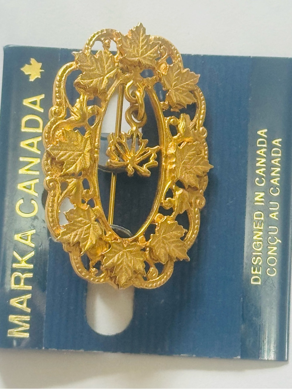 Vintage Gold Maple Leaf Filigree Brooch -with Dangling leaf 🍁 in the middle